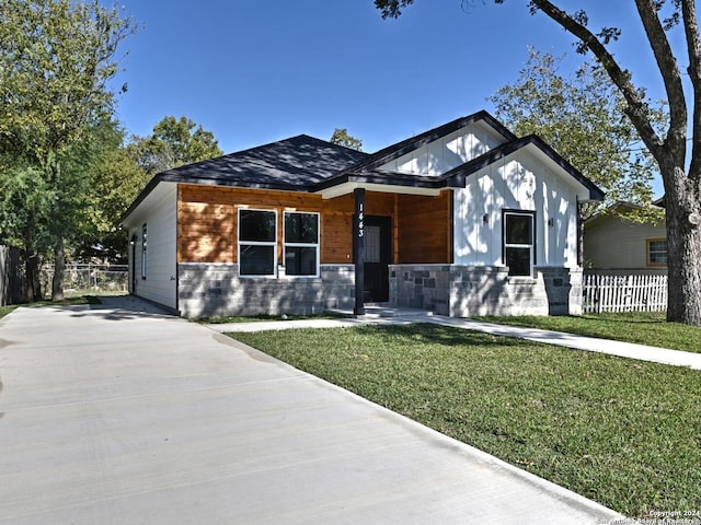 view of front facade featuring a front lawn