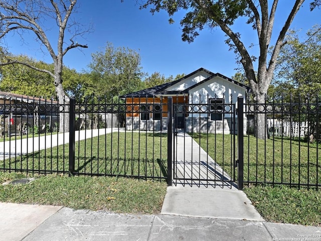 view of front facade with a front lawn