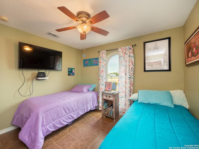 bedroom with ceiling fan