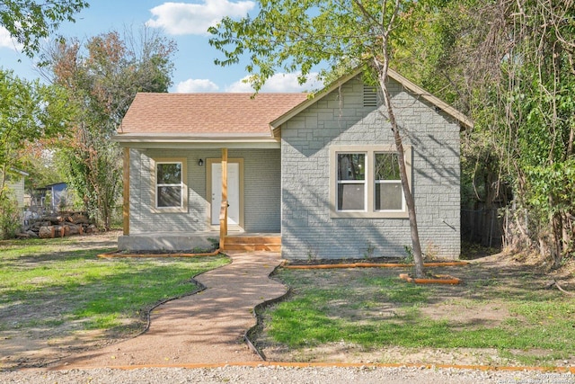 view of front of property featuring a front lawn