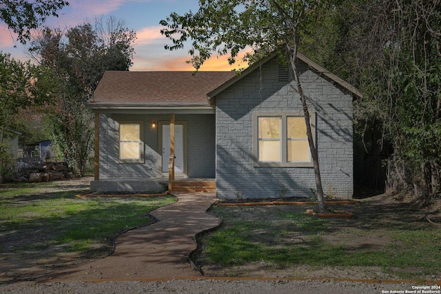 view of front of house featuring a yard