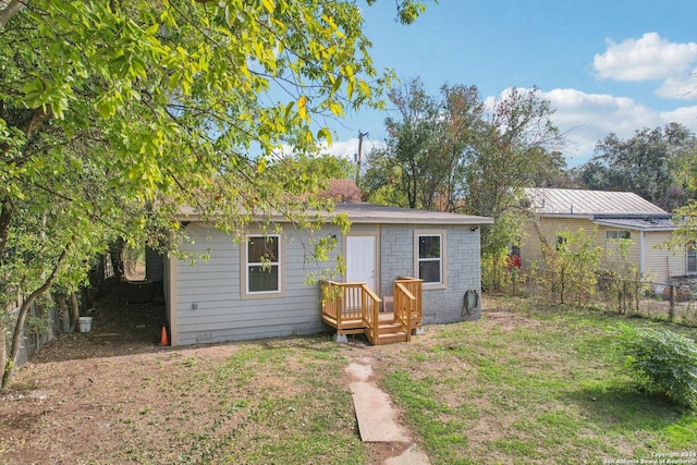 view of front of home with a front lawn