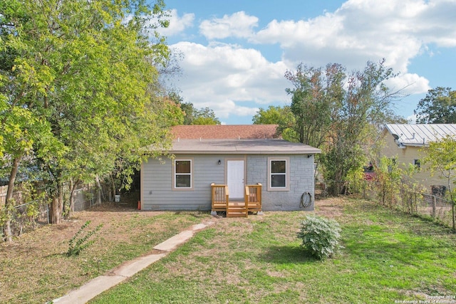 back of house featuring a yard