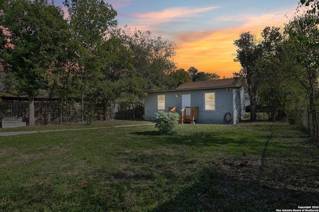 view of yard at dusk