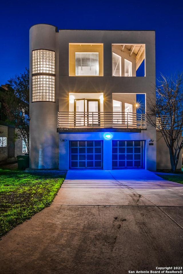 view of front facade with a garage