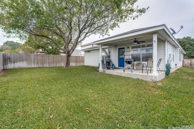 view of yard featuring a patio and ceiling fan