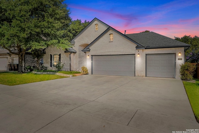 view of front facade featuring a garage and a yard