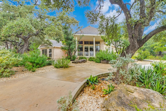 view of front of home featuring ceiling fan