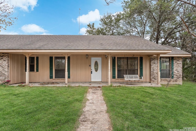 single story home featuring a front yard