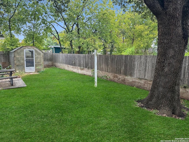 view of yard featuring an outbuilding