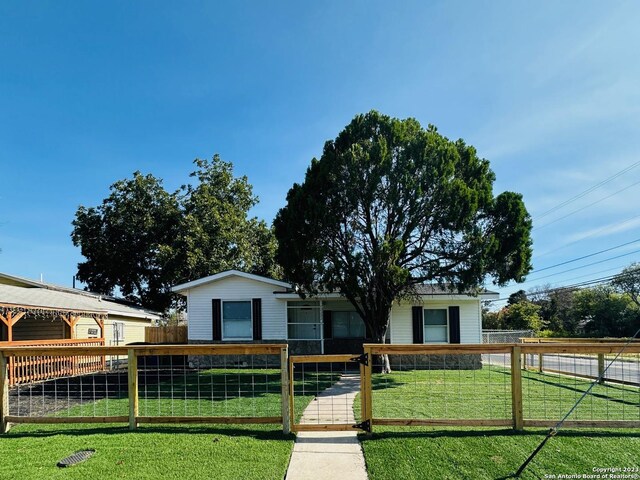 view of front of house featuring a front yard