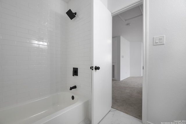 bathroom with tiled shower / bath