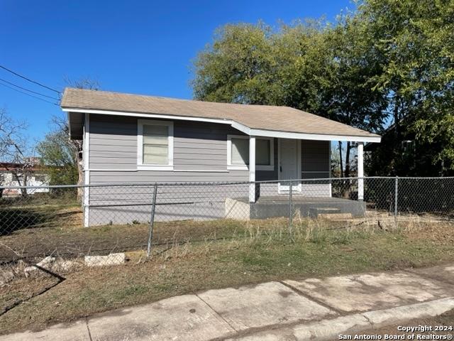 523 Bee St, San Antonio, TX 78208 - view of front facade featuring a fenced front yard and a porch
