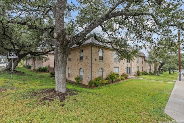 view of front of property with a front yard