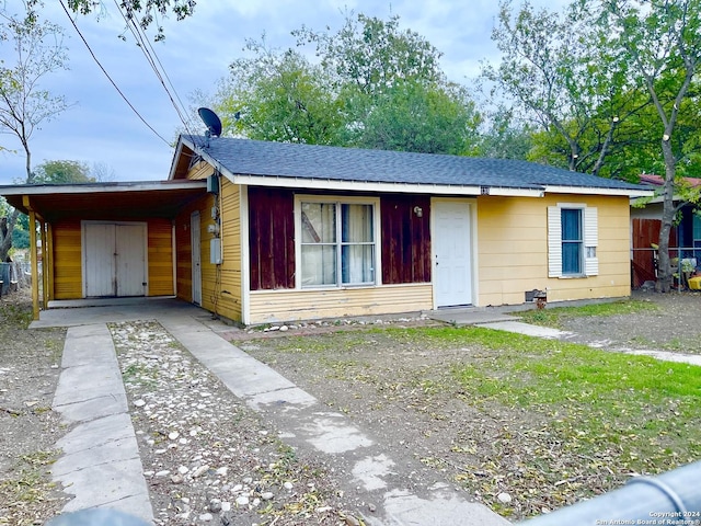 view of front facade featuring a carport