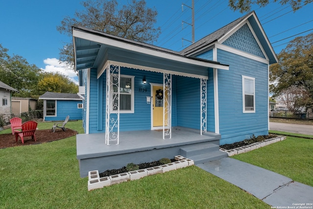 view of front facade with a porch and a front lawn