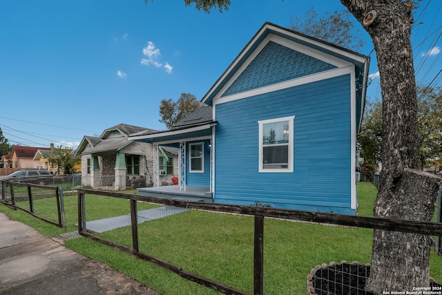 view of front of property with a front yard