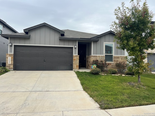 view of front of home featuring a garage and a front yard