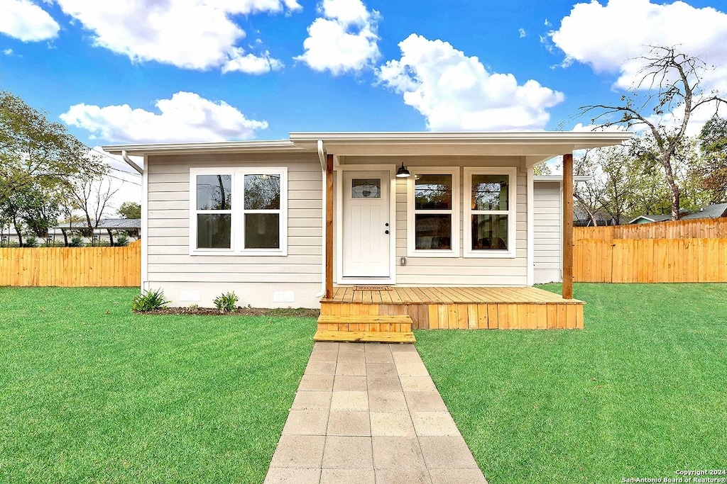 view of front facade with a front yard