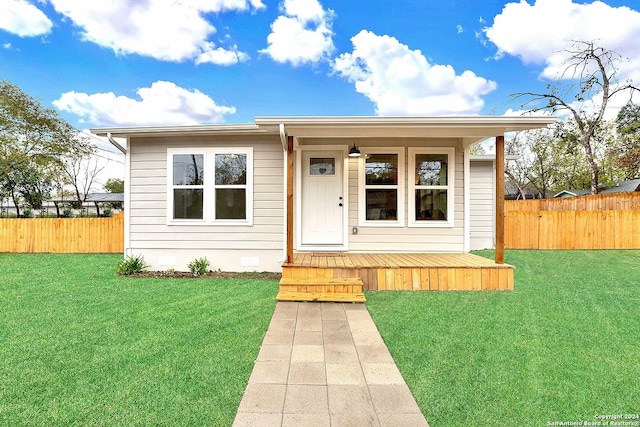 view of front facade with a front yard