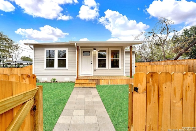 view of front of house with a front lawn