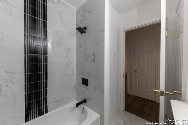 bathroom featuring tiled shower / bath