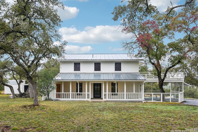 view of front of property featuring a front lawn