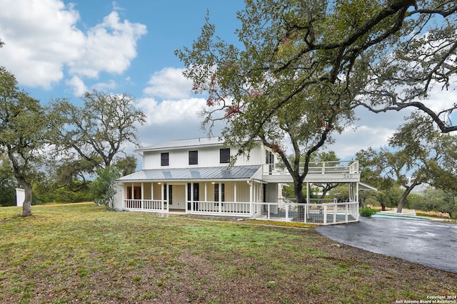 view of front of home featuring a front lawn