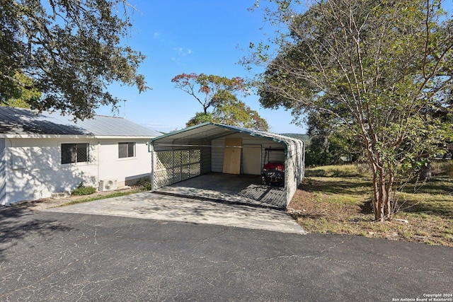 view of front facade featuring a carport