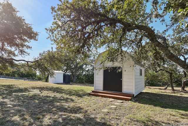 view of outdoor structure featuring a yard