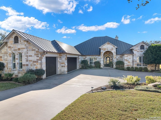 view of front facade featuring a front yard and a garage