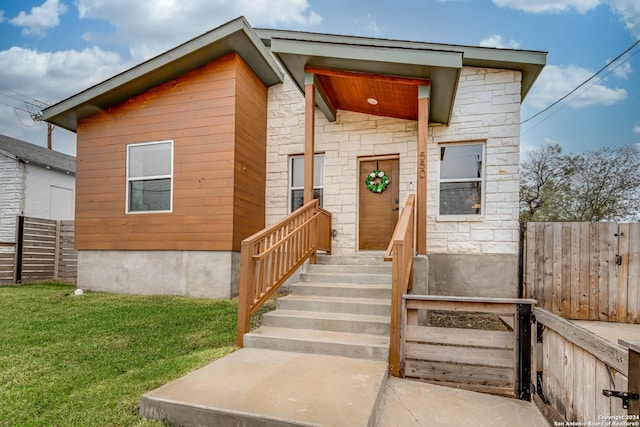 view of front of property featuring a front yard