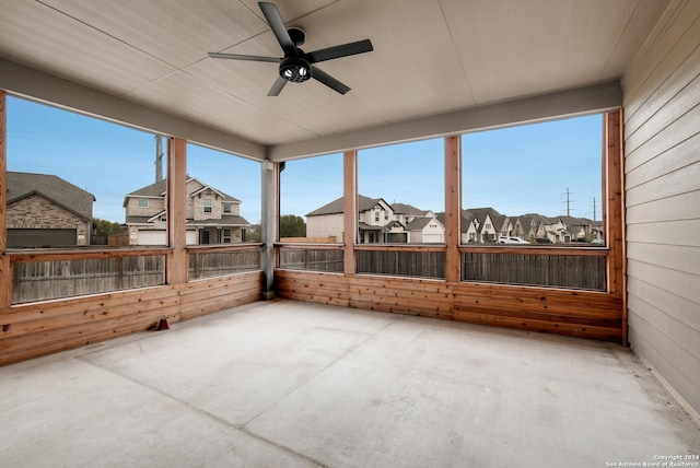 sunroom with ceiling fan