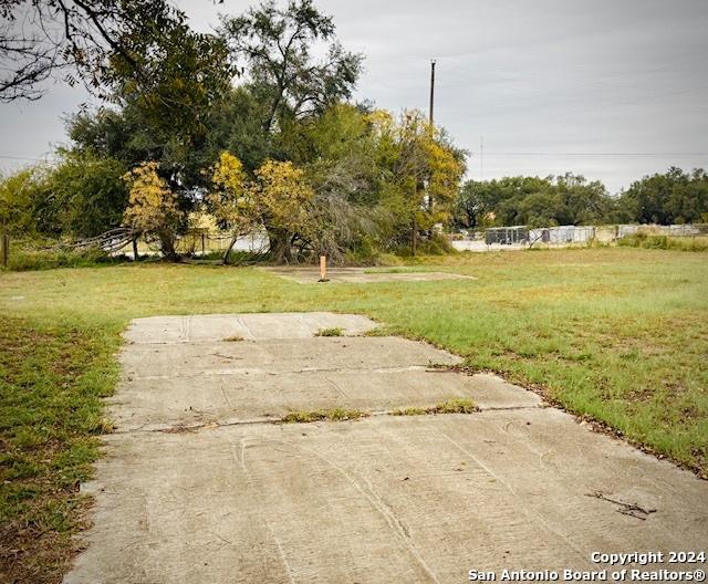1254 Encino Dr, Pleasanton, TX 78064 - view of yard