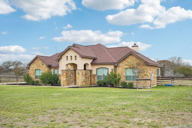 view of front of home featuring a front lawn