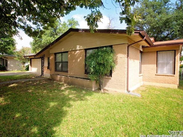 view of front of property featuring a front lawn and a garage