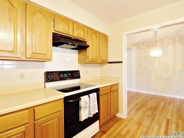 kitchen featuring white electric range oven, an inviting chandelier, backsplash, pendant lighting, and light wood-type flooring