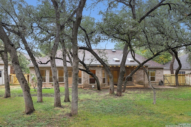 view of front of house with a front lawn