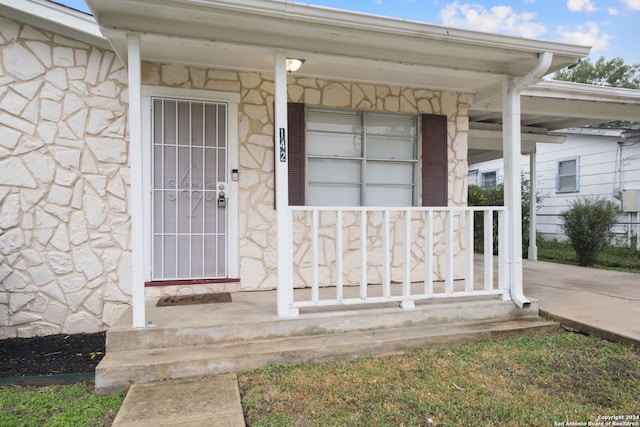 doorway to property with covered porch