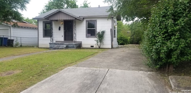 view of front of home featuring a front lawn