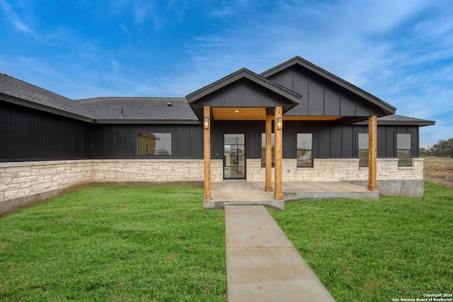 view of front of home featuring a front lawn