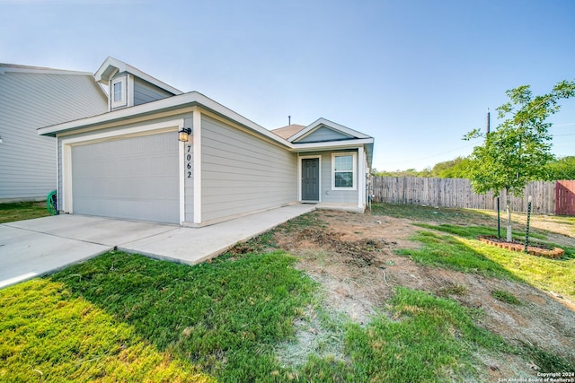 view of front facade featuring a garage and a front yard