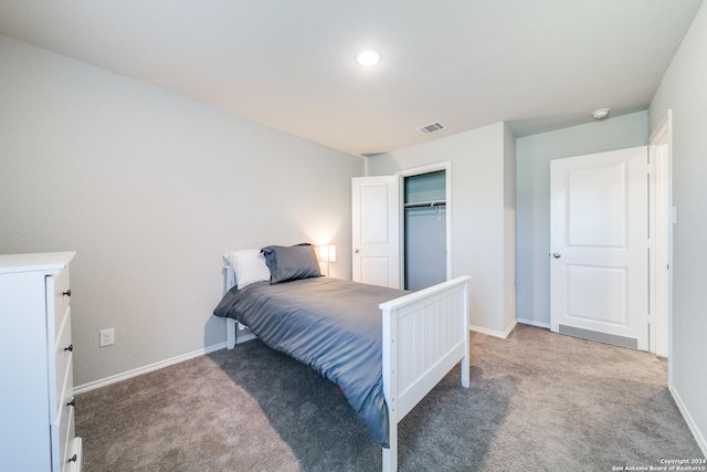 bedroom featuring carpet floors and a closet