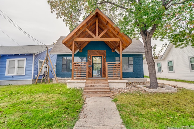 view of front of house with a front lawn and covered porch