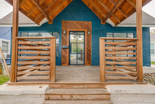 property entrance with covered porch