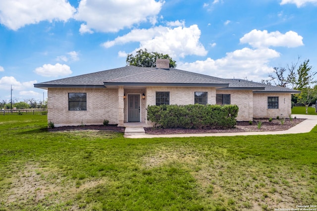 view of front of home featuring a front yard