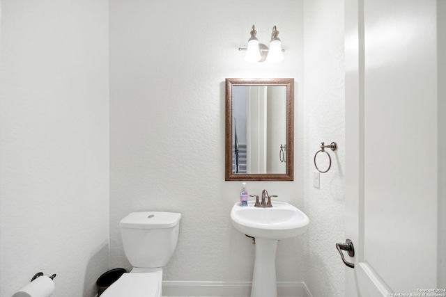 bathroom featuring toilet and sink