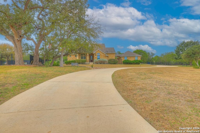 view of front of house featuring a front yard