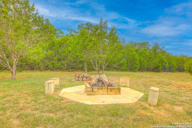 view of yard featuring a fire pit