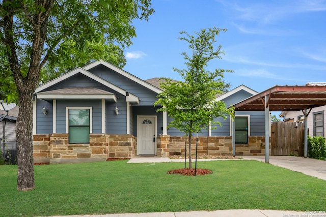 view of front of house with a carport and a front yard